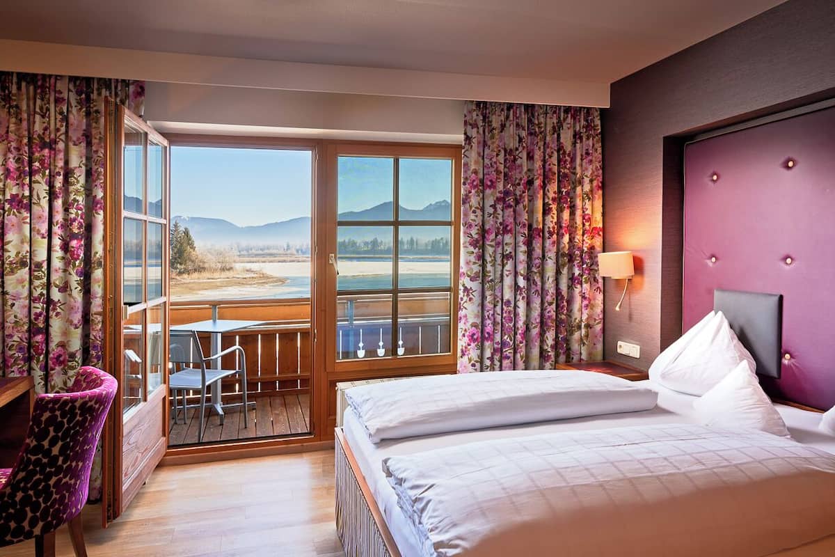 superior double room | 1 bedroom, in-room safe, desk, iron/ironing board