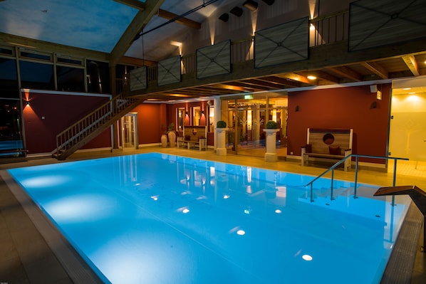 Piscine couverte, piscine extérieure, chaises longues