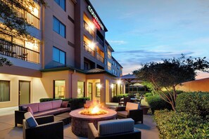 BBQ/picnic area - Courtyard by Marriott Dallas Mesquite (Mesquite)