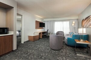 Executive Suite, 1 Bedroom | Living room | Flat-screen TV, pay movies