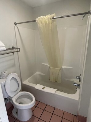 Combined shower/tub, free toiletries, towels