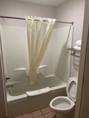 Duschwanne, kostenlose Toilettenartikel, Handtücher