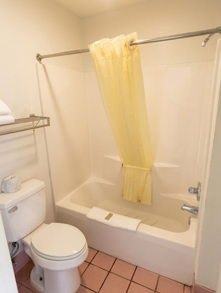 Combined shower/tub, free toiletries, towels