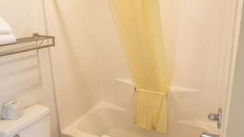 Combined shower/tub, free toiletries, towels