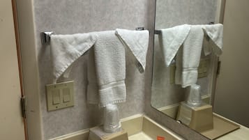 Combined shower/tub, free toiletries, towels