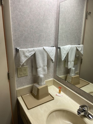 Combined shower/bathtub, free toiletries, towels