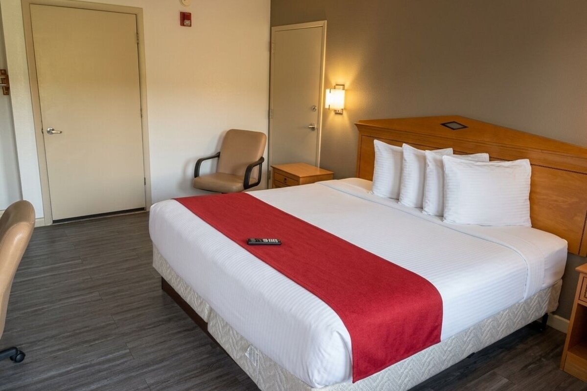 Desk, iron/ironing board, WiFi (free), bed sheets
