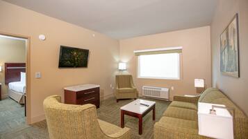 Suite, 2 soverom | Oppholdsområde | En 42-tommers Flatskjerm-TV med kabel-kanaler samt TV