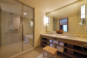 Quarto, para não fumantes (Gazebo Suite, Lounge access) | Banheiro | Banheira e chuveiro separados, produtos de toalete de grife