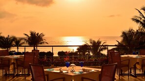 8 restaurants, breakfast, lunch, dinner served; international cuisine 
