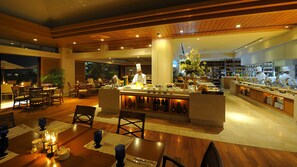 8 restaurants, breakfast, lunch, dinner served; international cuisine 