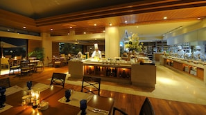 8 restaurants, breakfast, lunch, dinner served; international cuisine