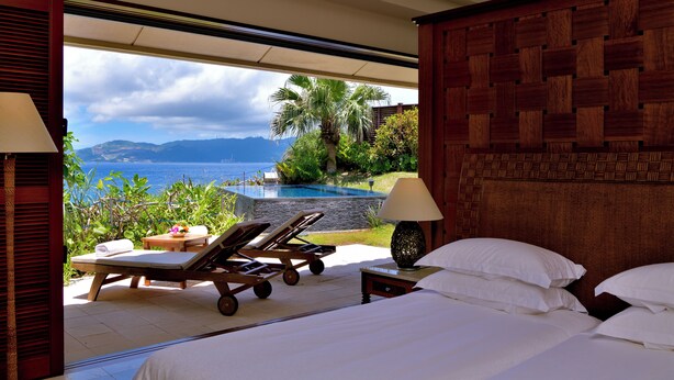 Un dormitorio con vista a una piscina y montañas.