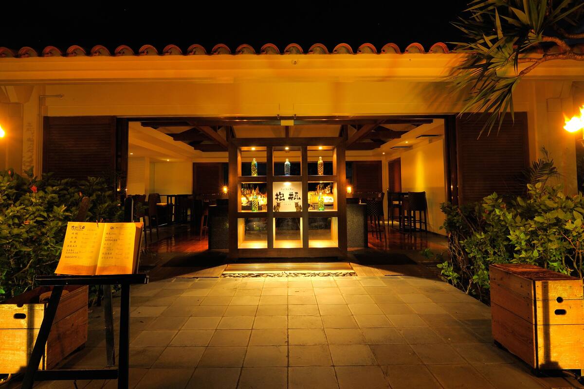 4 bars/lounges, poolside bar, beach bar