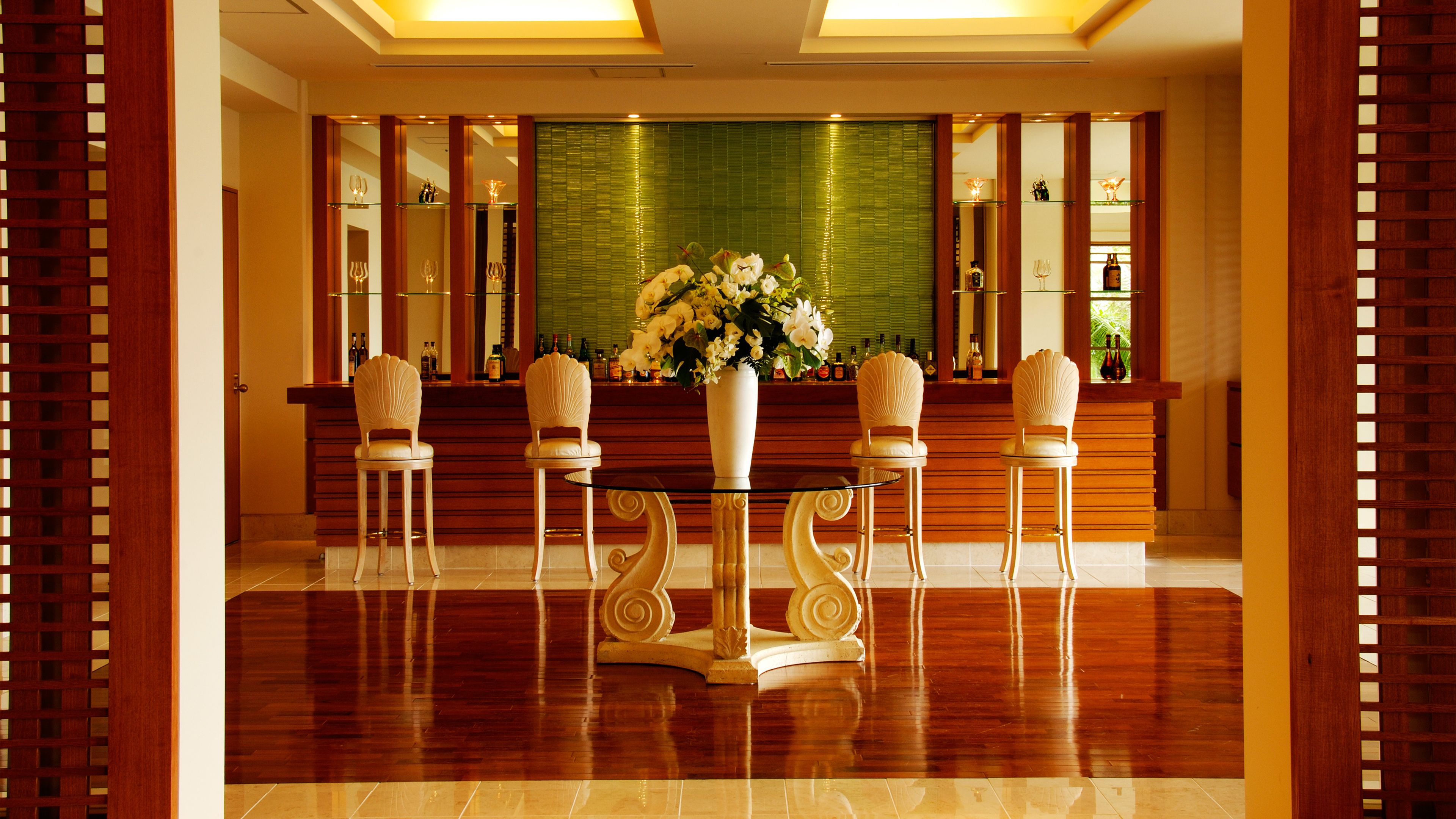 8 restaurants, breakfast, lunch, dinner served; international cuisine