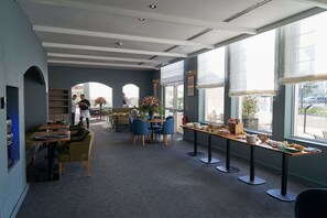 Breakfast, lunch, dinner served; French cuisine, alfresco dining