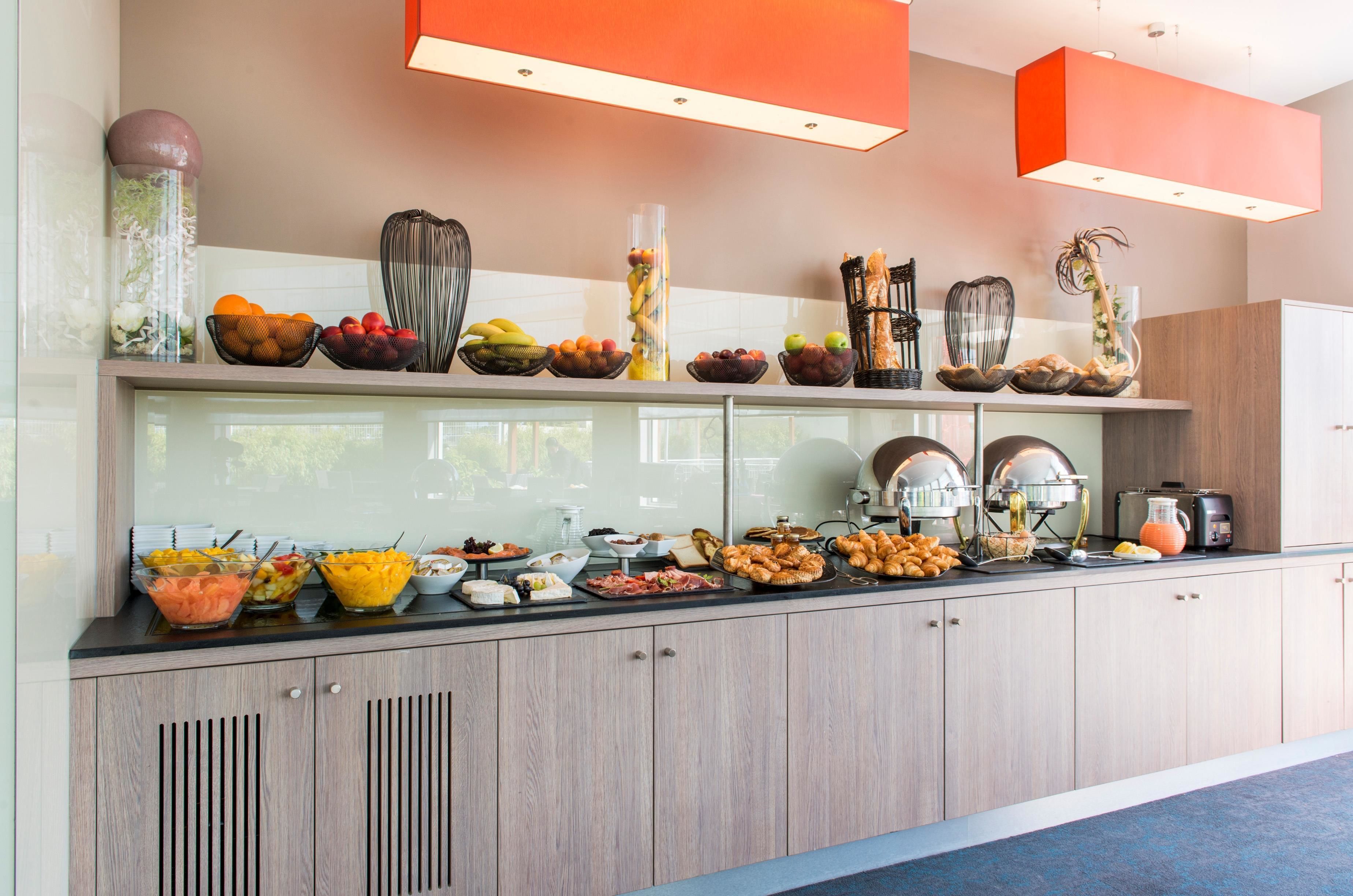 Se ofrece un desayuno bufé (19 EUR por persona)