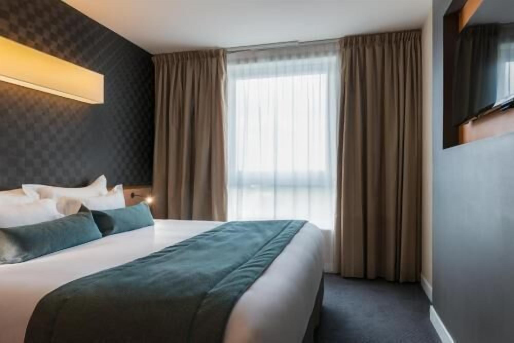 In-room safe, desk, soundproofing, iron/ironing board