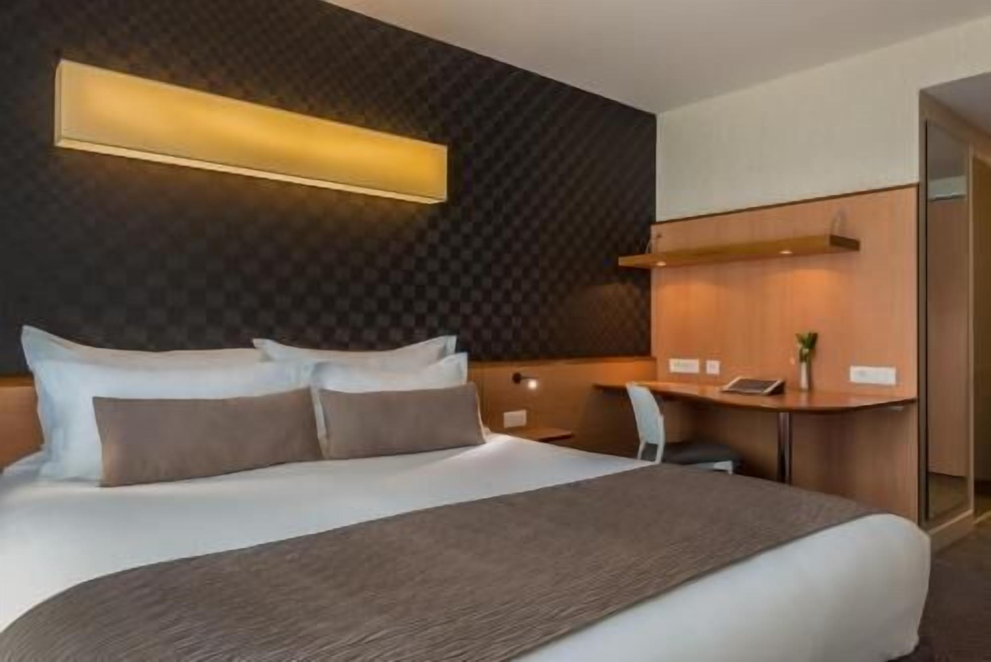 In-room safe, desk, soundproofing, iron/ironing board