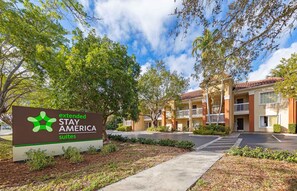 Exterior - Extended Stay America Suites Boca Raton Commerce (Boca Raton)