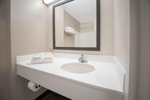 Combined shower/bathtub, free toiletries, hair dryer, towels