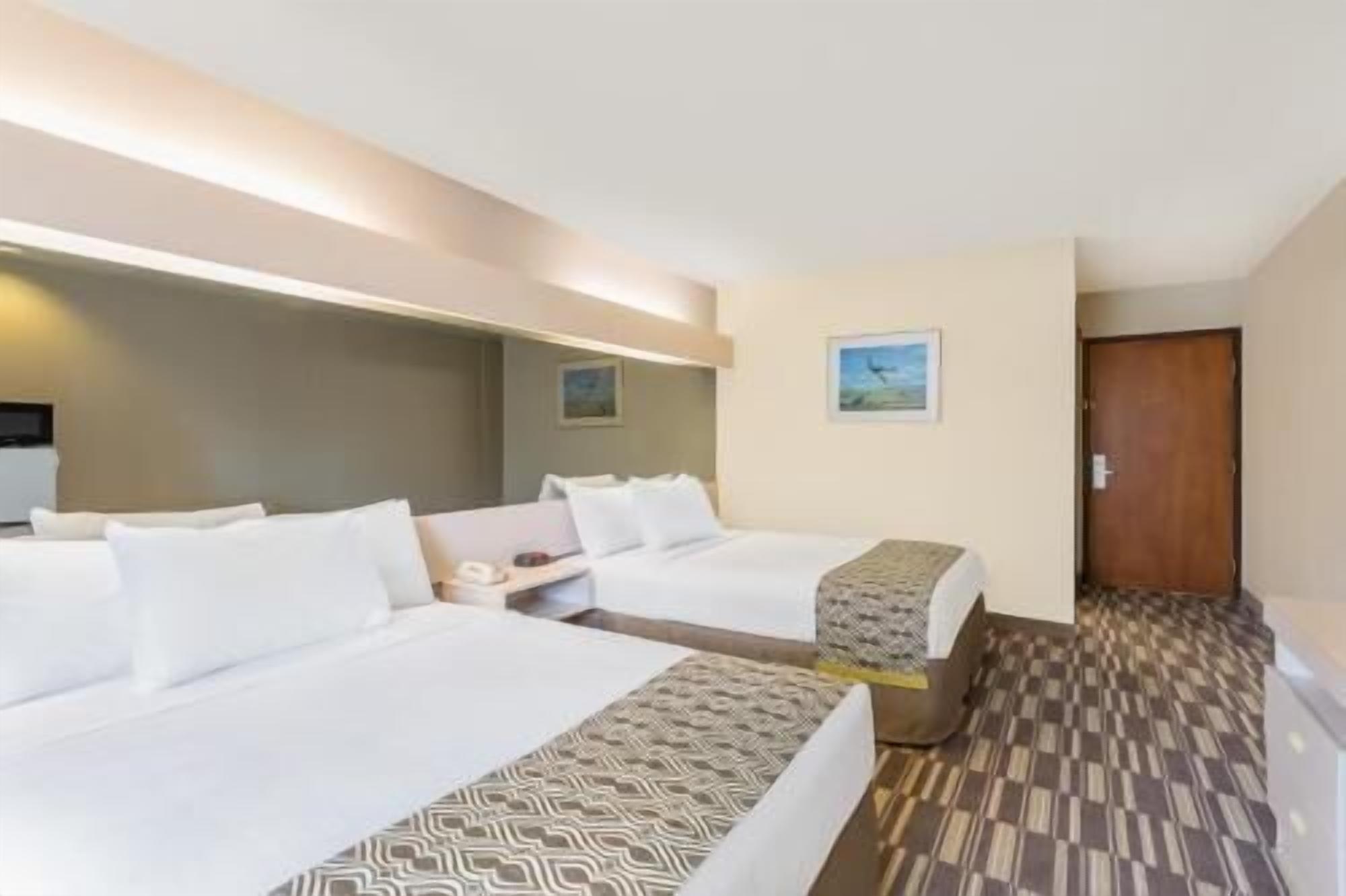 Escritorio, cortinas opacas, tabla de planchar con plancha