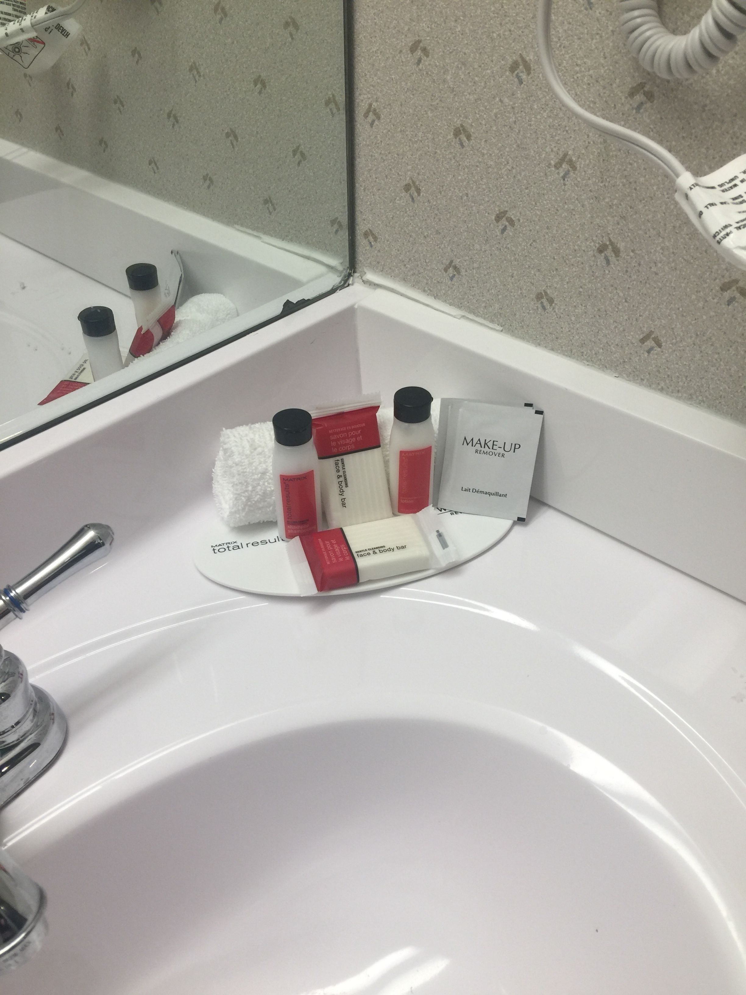 combined shower/bathtub, hair dryer, towels