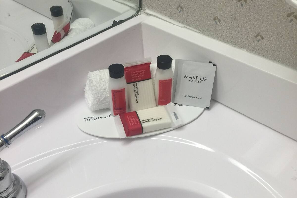 combined shower/bathtub, hair dryer, towels