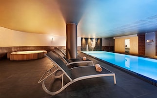 Piscina coperta, con ingresso dalle 09:00 alle 20:00, lettini