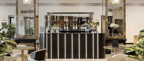 2 bars/lounges