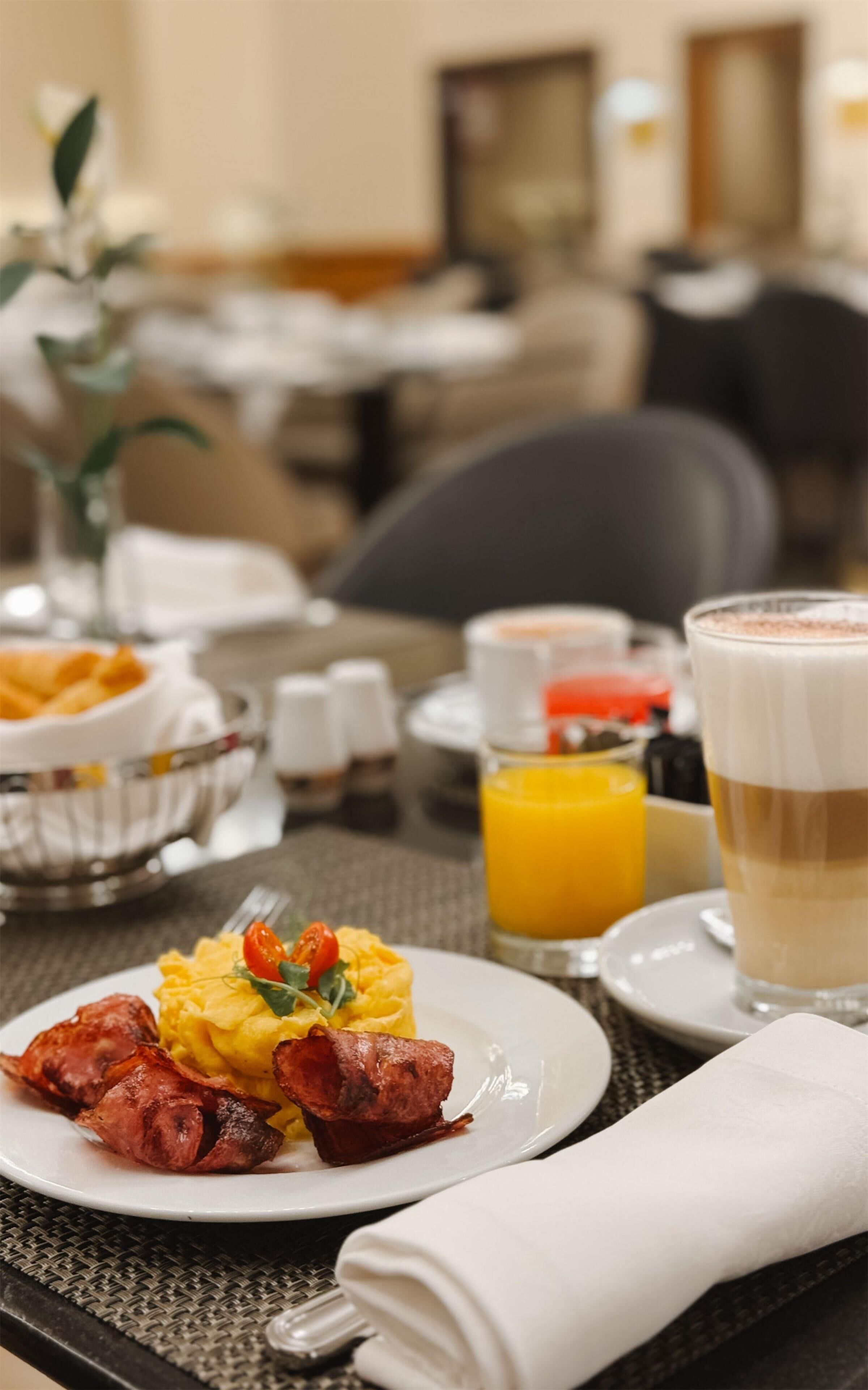 Café da manhã completo todos os dias (EUR 19.50 por pessoa) 