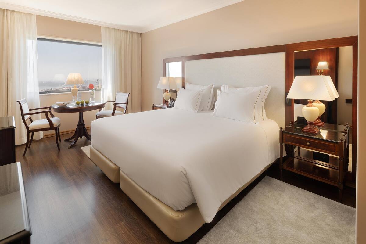 Premium kamer, uitzicht op rivier | 1 slaapkamer, een minibar, een kluis op de kamer, een bureau