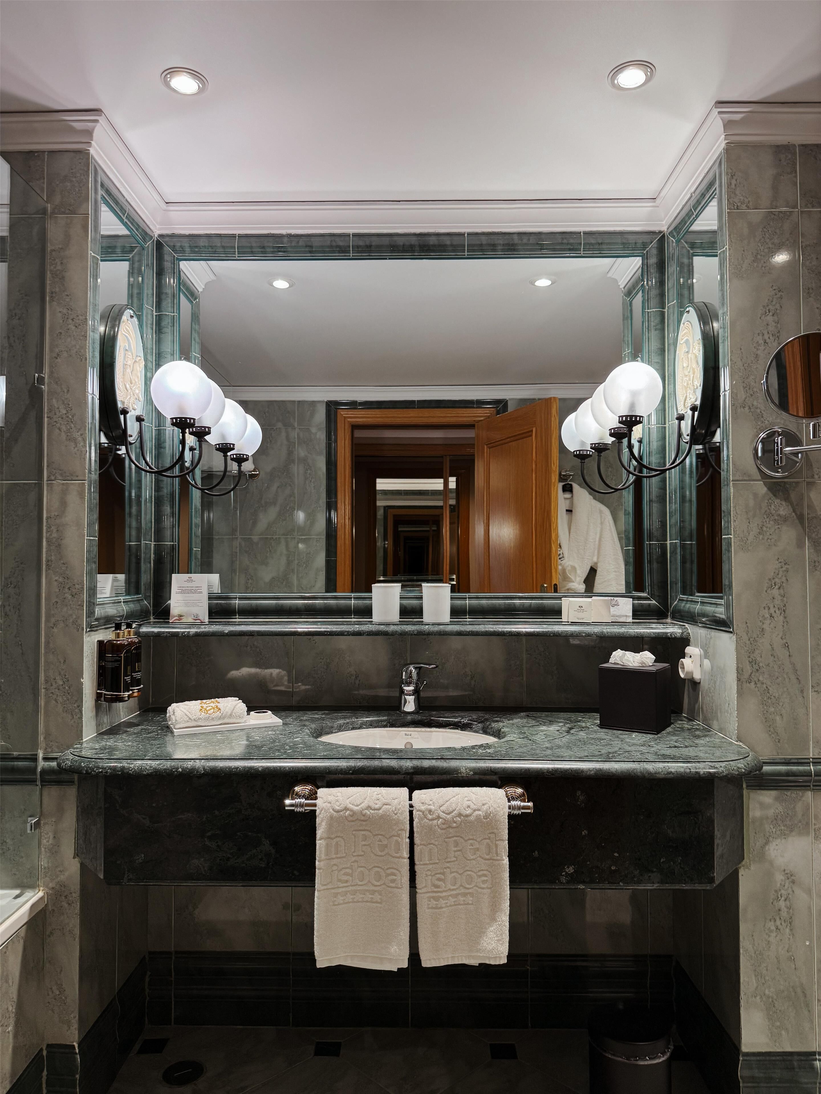 Premium Room, River View | Bathroom | Combined shower/tub, designer toiletries, hair dryer, bathrobes