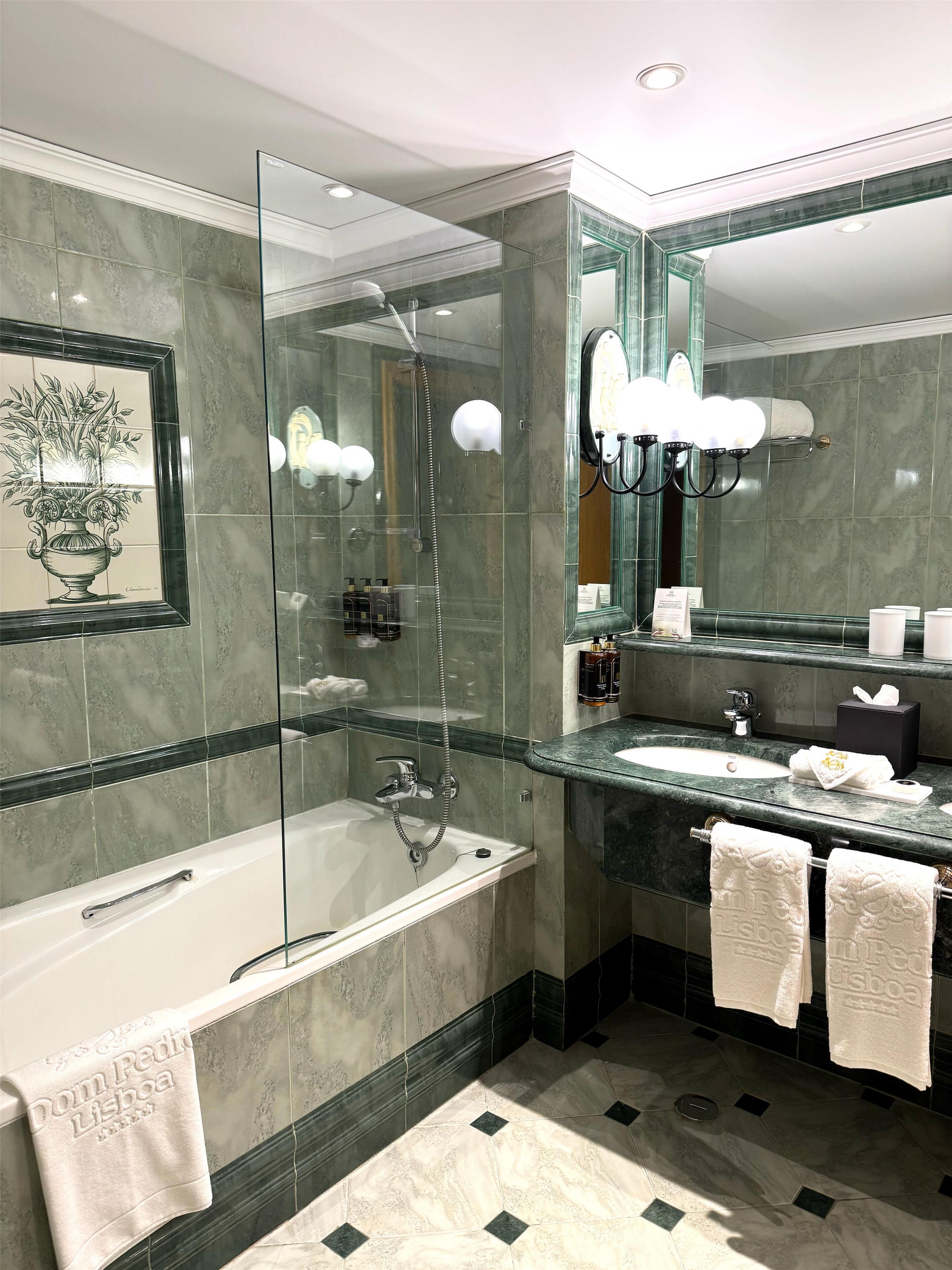 Premium Room | Bathroom | Combined shower/tub, designer toiletries, hair dryer, bathrobes