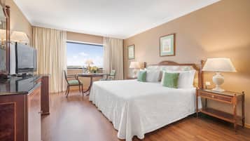 Minibar, Zimmersafe, Schreibtisch, Verdunkelungsvorhänge