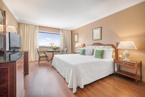 Minibar, safe på rommet, skrivebord og blendingsgardiner