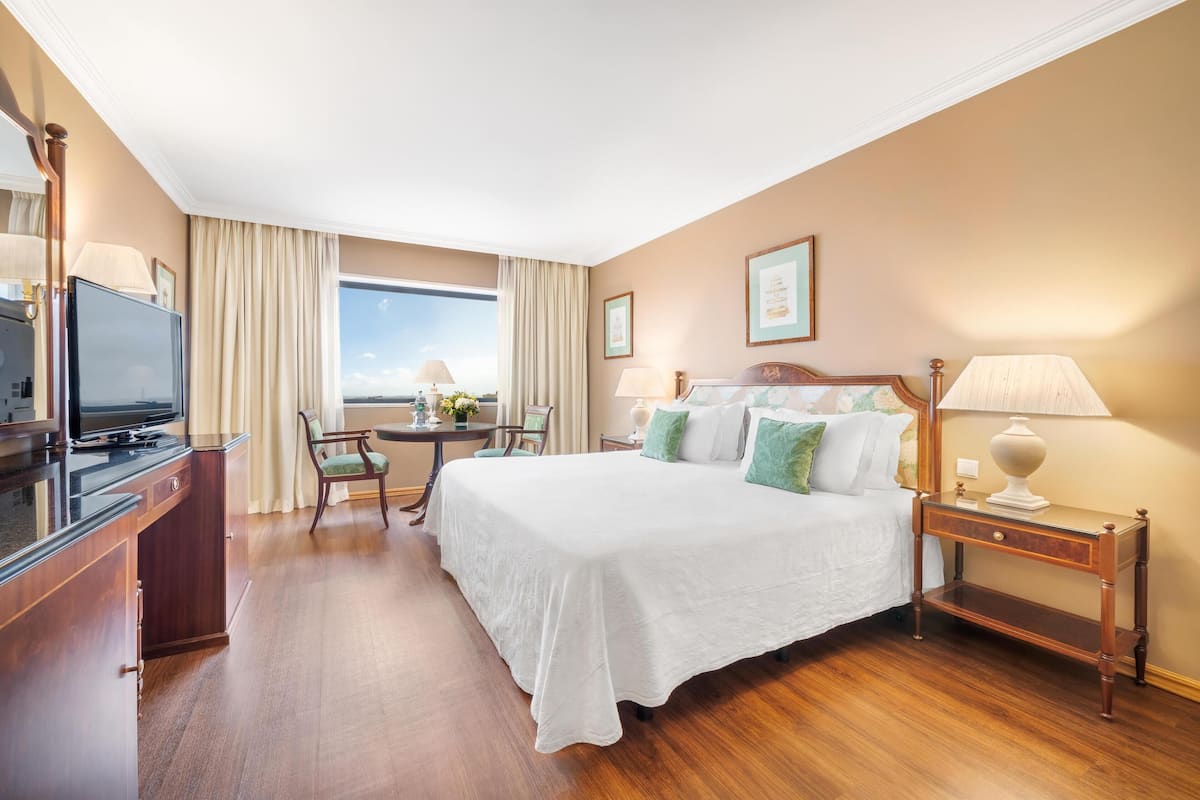 Suite Premium, vistas al río | Minibar, caja fuerte, escritorio y cortinas opacas