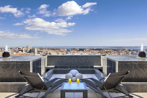 Suite presidencial, vista al río (Suite) | Minibar, caja de seguridad en la habitación y escritorio