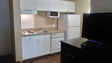 Studio, 1 Queen Bed, Non Smoking | Private kitchen