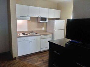 Refrigerador con freezer, microondas, placa de cocina, lavavajillas
