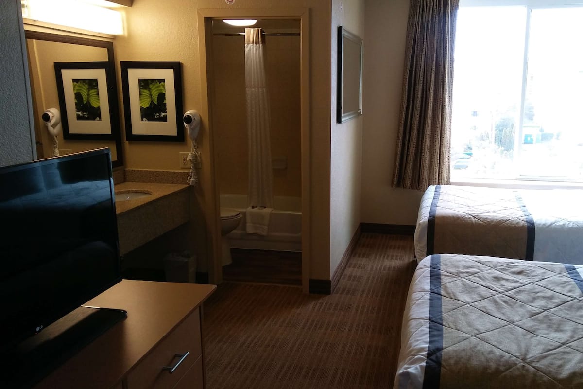 Deluxe Studio, Multiple Beds, Non Smoking | Desk, iron/ironing board, free WiFi, bed sheets