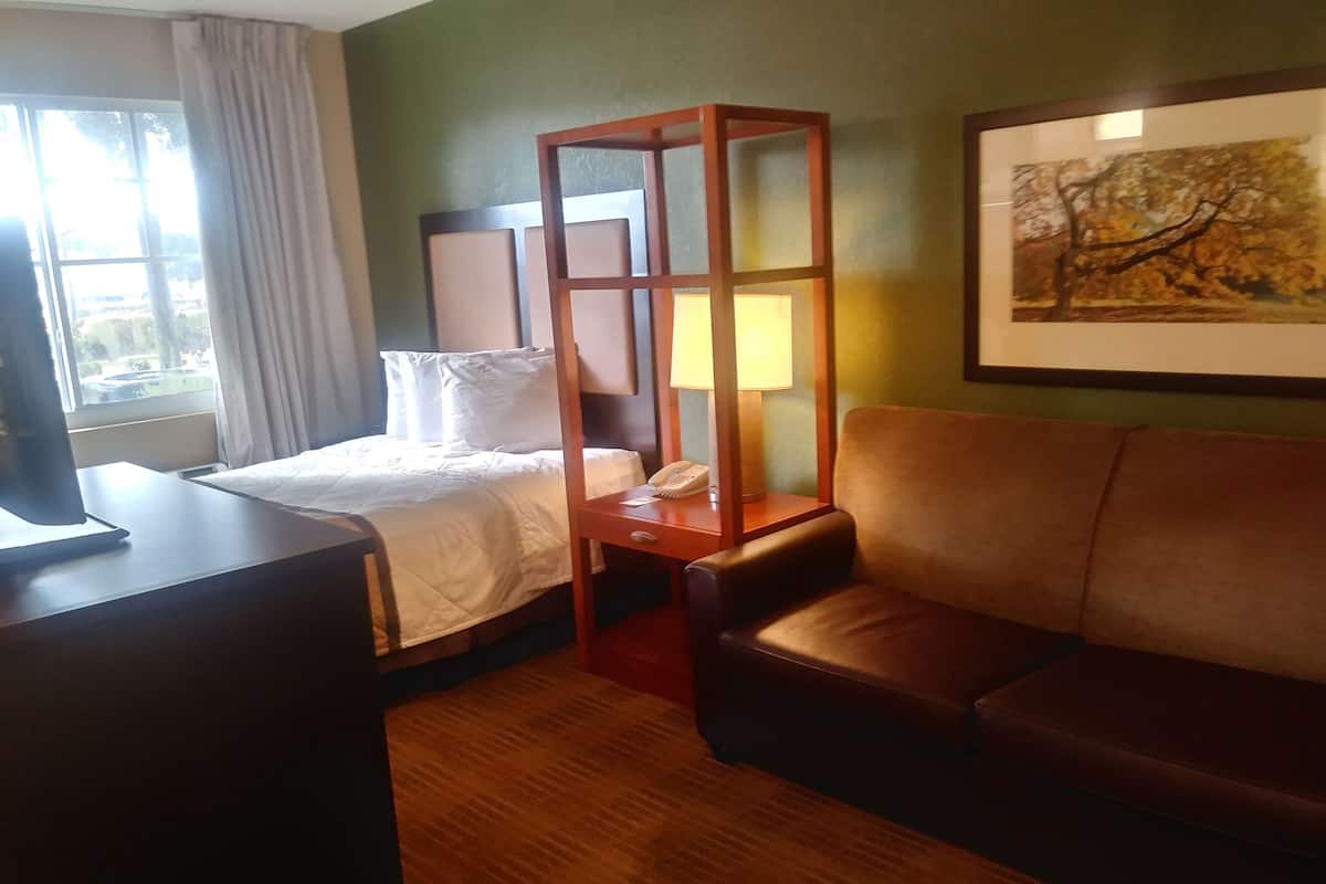 Studio, 1 Queen Bed, Non Smoking | Desk, iron/ironing board, free WiFi, bed sheets
