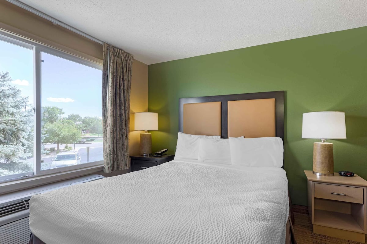 Studio, 1 Queen Bed, Non Smoking | Desk, iron/ironing board, free WiFi, bed sheets