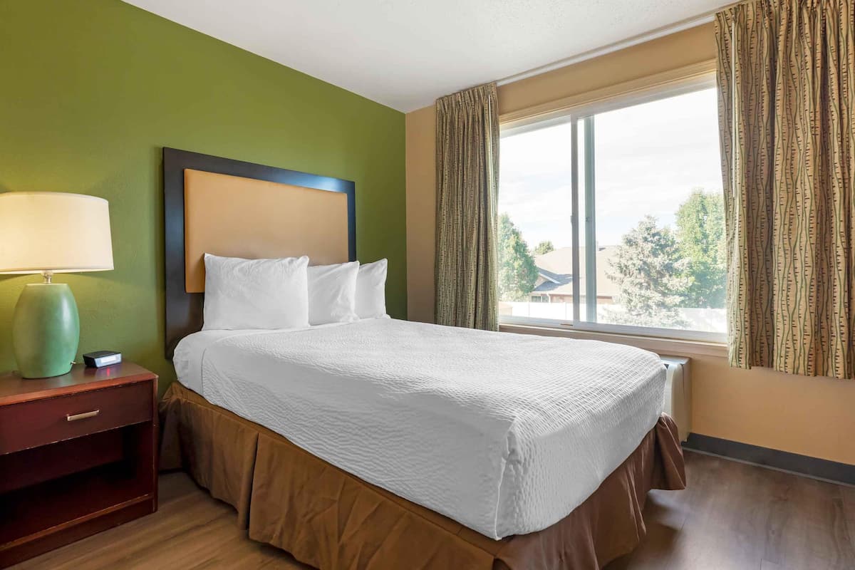 Desk, iron/ironing board, free WiFi, bed sheets
