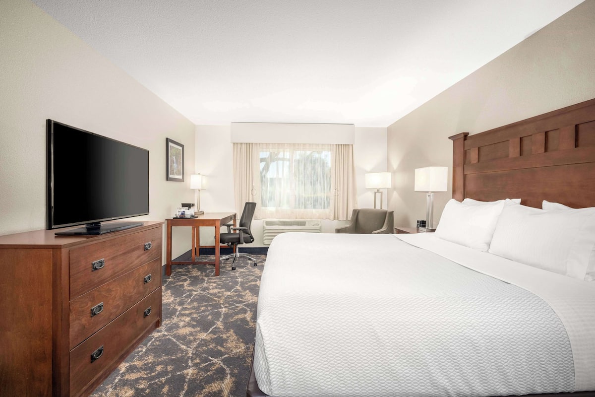 Premium bedding, down comforters, pillowtop beds, desk