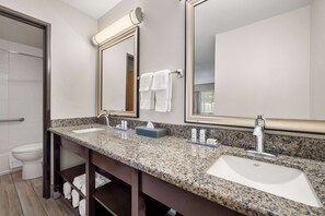 Bathroom - La Quinta Inn & Suites by Wyndham Grants Pass (Grants Pass)