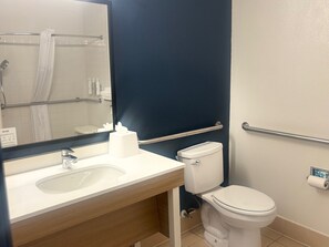 Quarto, 2 camas Queen, acessível (Mobility & Hearing, Roll-in Shower) | Banheiro | Chuveiro/banheira combinados, produtos de toalete grátis