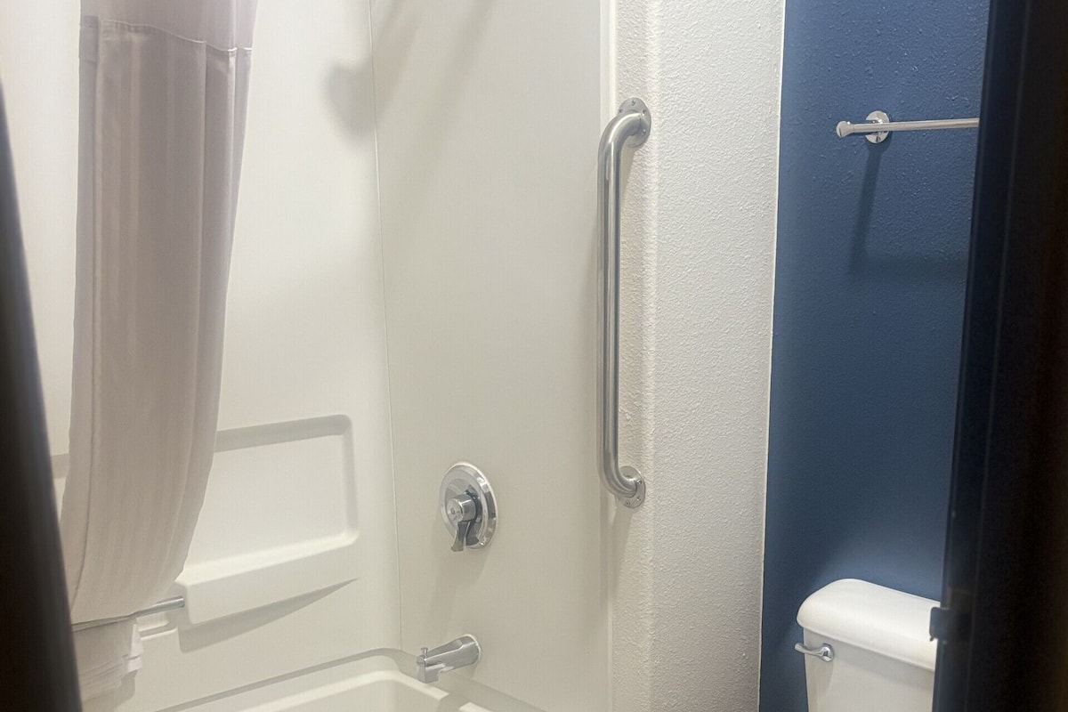 Combined shower/bathtub, free toiletries, hair dryer, towels