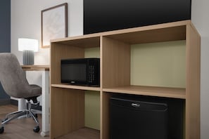 Desk, iron/ironing board, rollaway beds, free WiFi