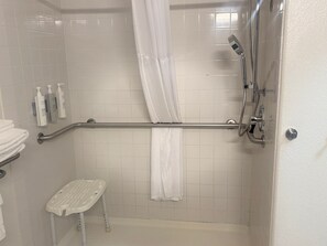 Quarto, 2 camas Queen, acessível (Mobility & Hearing, Roll-in Shower) | Banheiro | Chuveiro/banheira combinados, produtos de toalete grátis